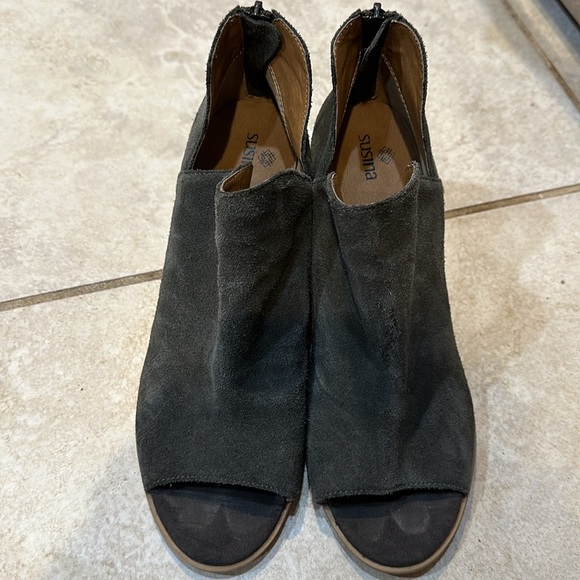 Susina Carina Grey Suede Stacked Heel Booties Boots 8.5 - Picture 2 of 6